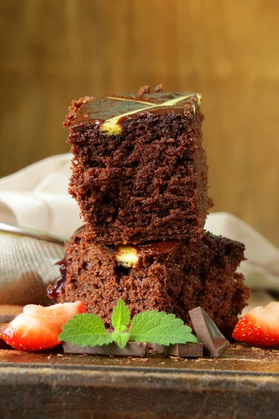 Домашній шоколадний торт (броуні) на дерев'яній дошці — стокове фото