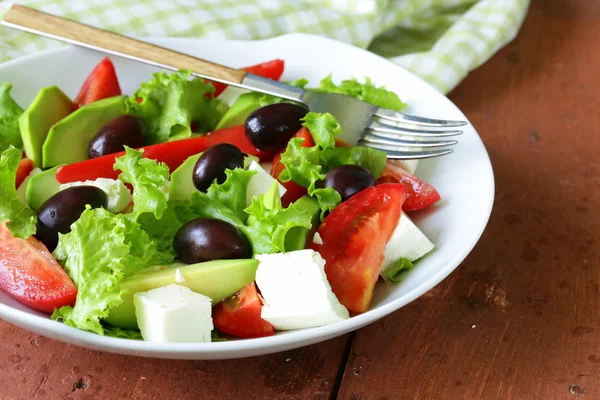 Śródziemnomorskie sałatki z czarnymi oliwkami, sałata, ser i pomidory — Zdjęcie stockowe