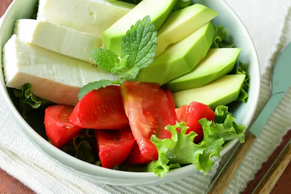 Салат в азиатском стиле с сыром тофу, авокадо и помидорами — стоковое фото