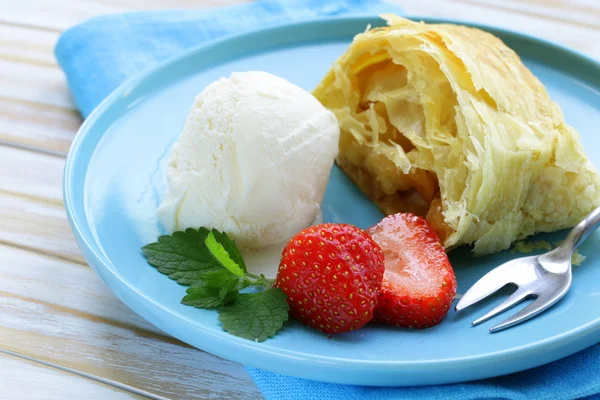 Tradiční jablečný závin s rozinkami, podávaný s kopečkem zmrzliny — Stock fotografie