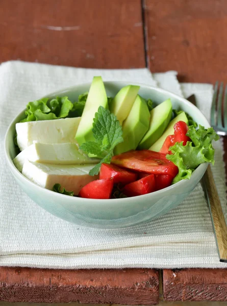 Salada em estilo asiático com queijo tofu, abacate e tomate — Fotografia de Stock