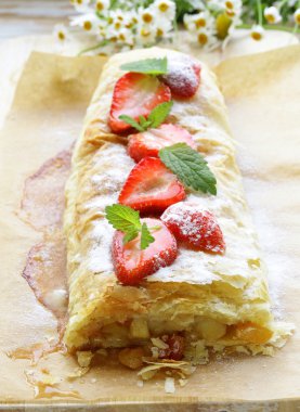 Üzümlü, ahşap bir gemide hizmet geleneksel elma strudel