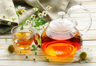 taze papatya çiçeği ile bitkisel organik yeşil çay