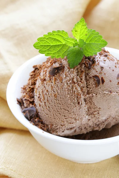 Lahodné čerstvé domácí čokoládová zmrzlina - letní dezert — Stock fotografie