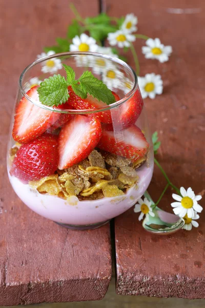 Dezert mléčné výrobky jogurt s müsli a jahody — Stock fotografie