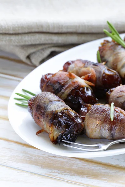 Datteri di delicatezza antipasto avvolti nella pancetta e fritti — Foto Stock