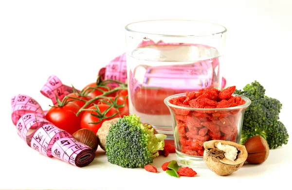 Torkade goji bär, vatten, nötter och färska grönsaker för en hälsosam diet — Stockfoto