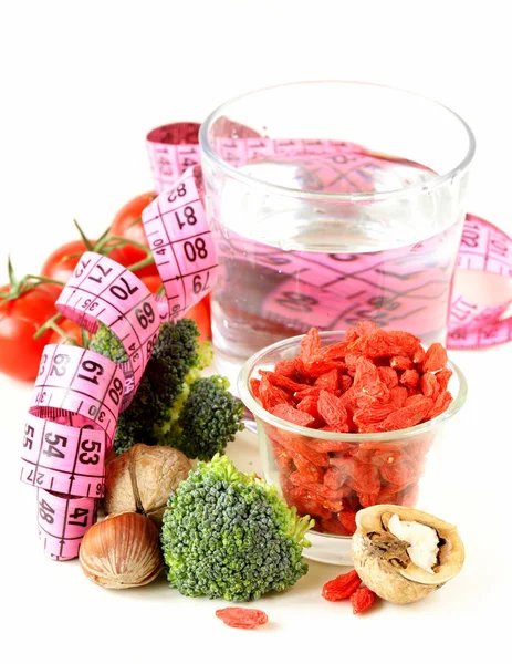 Bayas de goji secas, agua, nueces y verduras frescas para una dieta saludable —  Fotos de Stock