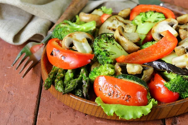 Vorspeise aus gegrilltem Gemüse (Paprika, Spargel, Zucchini, Brokkoli)) — Stockfoto