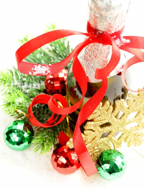 Vánoční složení s šampaňským a sváteční dekorace — Stock fotografie