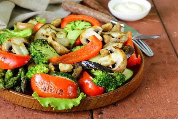 Appetizer of grilled vegetables (bell peppers, asparagus, zucchini, broccoli) — Stock Photo, Image