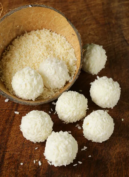 Caramelle in patatine di cocco su un tavolo di legno — Foto Stock