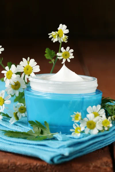 Loción de crema cosmética natural con manzanilla verde —  Fotos de Stock