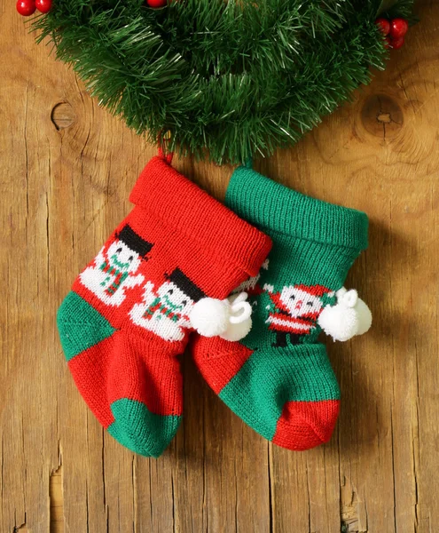 Weihnachten gestrickte Socken für Geschenke traditionelle festliche Dekoration — Stockfoto