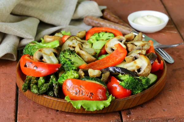 Amuse van gegrilde groenten (paprika, asperges, courgette, broccoli) — Stockfoto