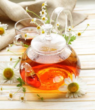 taze papatya çiçeği ile bitkisel organik yeşil çay