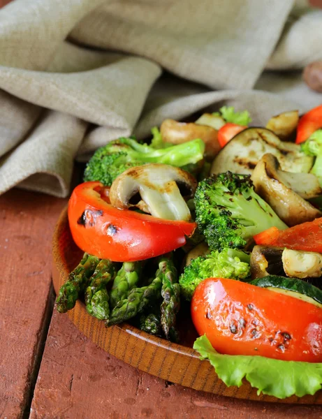 Appetizer of grilled vegetables (bell peppers, asparagus, zucchini, broccoli) — Stock Photo, Image