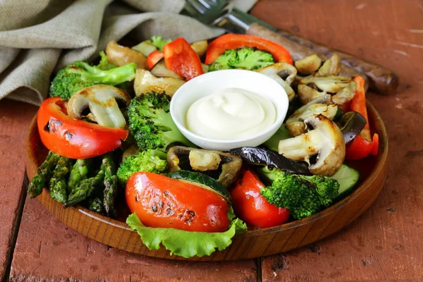 Appetizer of grilled vegetables (bell peppers, asparagus, zucchini, broccoli) — Stock Photo, Image