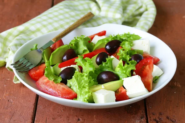 Mediterranean salad with black olives, lettuce, cheese and tomatoes — Stock Photo, Image