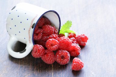 Sulu olgun kırmızı dut ahududu ahşap zemin üzerinde