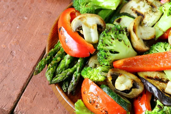 Előétel a grillezett zöldségeket (paprika, spárga, cukkini, brokkoli) — Stock Fotó