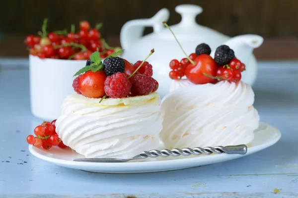 Pavlova de sobremesa de verão tradicional com bagas frescas — Fotografia de Stock