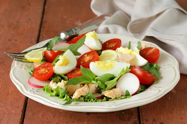 Fresh green salad with salmon and tomatoes — Stock Photo, Image