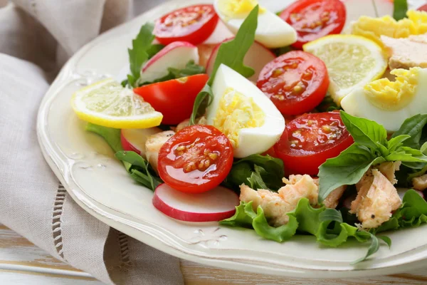 Salada verde fresca com salmão e tomate — Fotografia de Stock