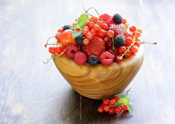 Ассортимент ягод - малина, ежевика, клубника, смородина, вишня — стоковое фото