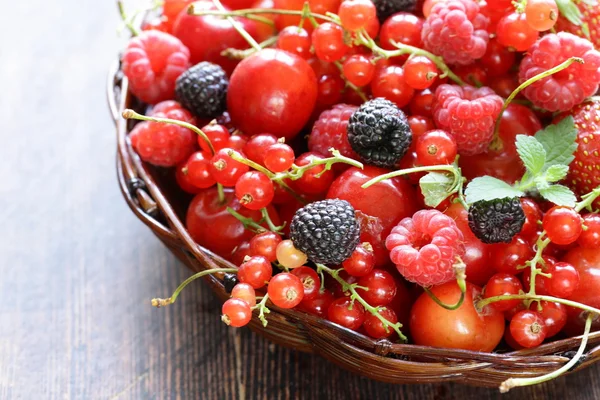 Berry sortiment - maliny, ostružiny, jahody, rybíz, třešně — Stock fotografie