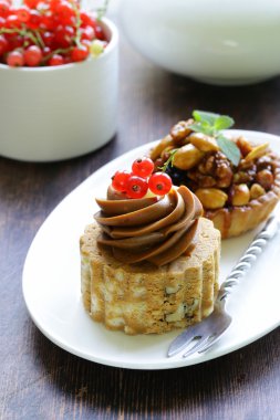 küçük tatlı hamur işleri ile fındık ve çay saati için çilek