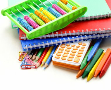 geri okul kavramı, okul Kırtasiye için çok renkli kalem ve defter
