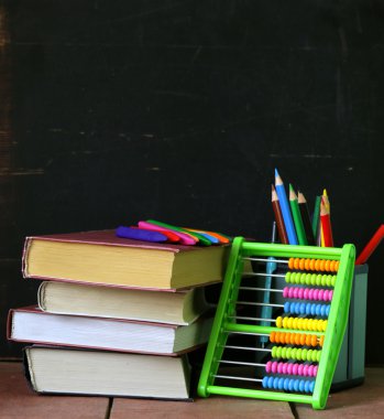 geri okul kavramı, okul Kırtasiye için çok renkli kalem ve defter