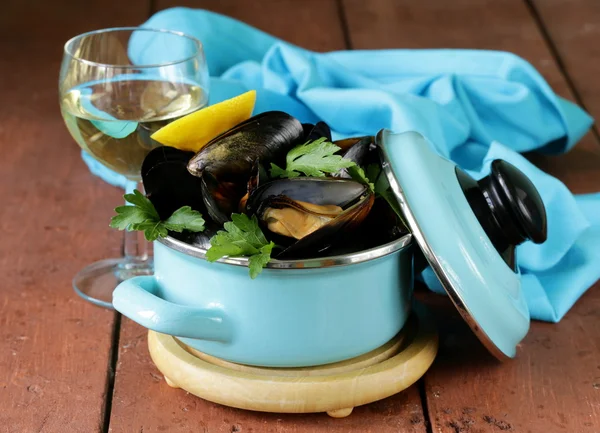 緑のパセリと新鮮な美味しいシーフード ムール貝 — ストック写真