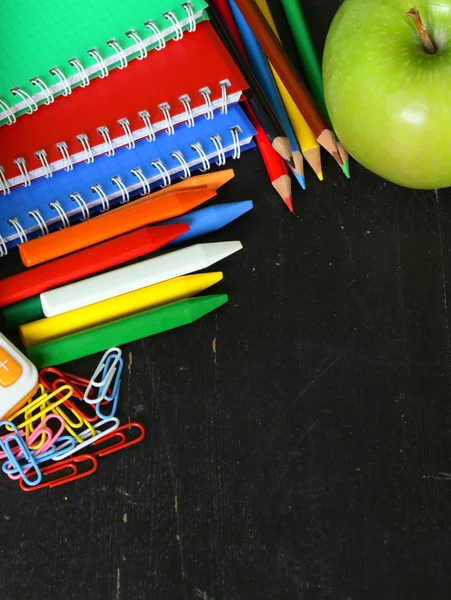 Tillbaka till skolan koncept, skolan brevpapper mångfärgade pennor och bärbara datorer — Stockfoto