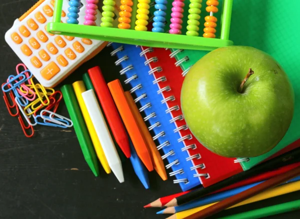 Ritorno al concetto di scuola, cancelleria multicolore matite e quaderni — Foto Stock