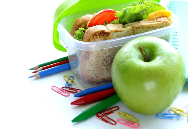 Szendvics sajttal és a paradicsom és a zöld alma, egy egészséges iskolai ebéd — Stock Fotó