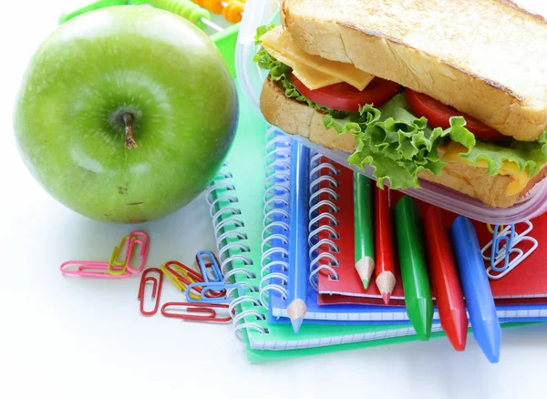 健康な学校昼食のためのチーズとトマトと緑の apple とサンドイッチ — ストック写真