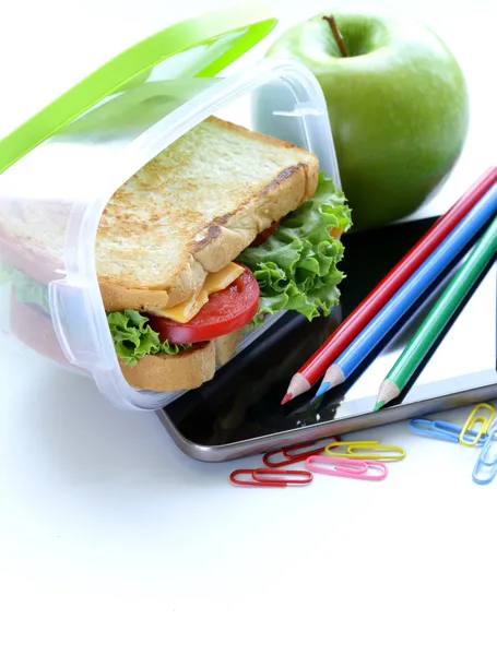 Sandwich con formaggio e pomodoro e mela verde per un pranzo sano a scuola — Foto Stock