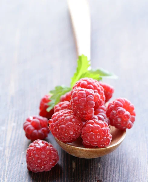 多汁的成熟红浆果莓木制背景 — 图库照片