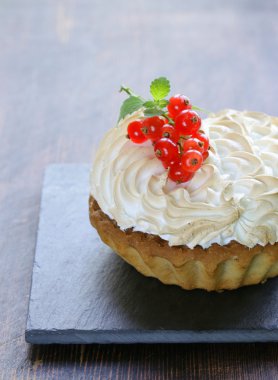 limon kremalı ve kuş üzümü ile dekore edilmiş beze tart