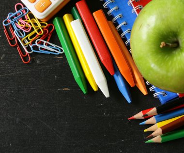 geri okul kavramı, okul Kırtasiye için çok renkli kalem ve defter