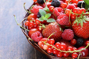 Berry çeşitler - ahududu, böğürtlen, çilek, kuş üzümü, kiraz