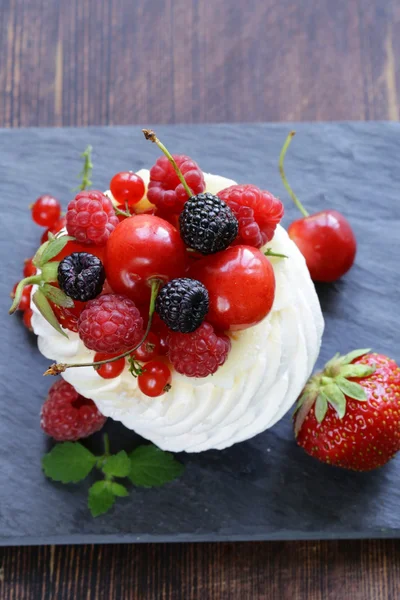 Postre tradicional de verano pavlova con bayas frescas —  Fotos de Stock