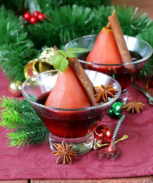 Vařené hrušky na víně s kořením (skořice a anýzu) vánoční stůl — Stock fotografie