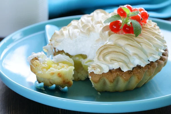 Пирог с лимонным кремом и безе, украшенный смородиной — стоковое фото