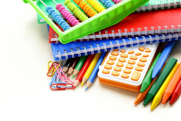 Ritorno al concetto di scuola, cancelleria multicolore matite e quaderni — Foto Stock