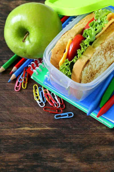 Sandwich con formaggio e pomodoro e mela verde per un pranzo sano a scuola — Foto Stock