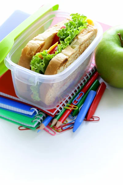 Sandwich con formaggio e pomodoro e mela verde per un pranzo sano a scuola — Foto Stock