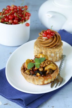 küçük tatlı hamur işleri ile fındık ve çay saati için çilek